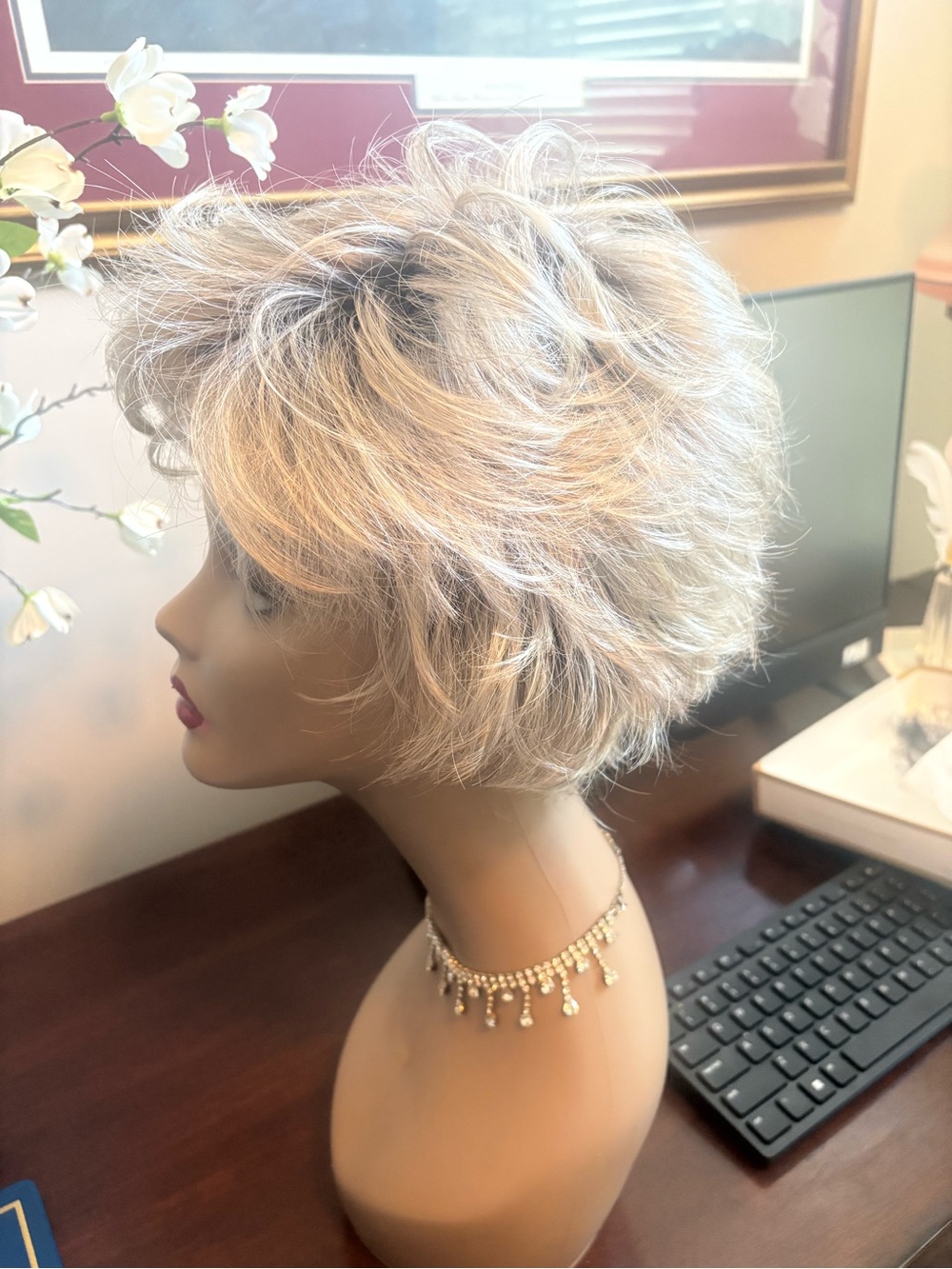 Short Layered Women's Wig in Ash Blonde - Elegant Everyday Style - Picture 3 of 5